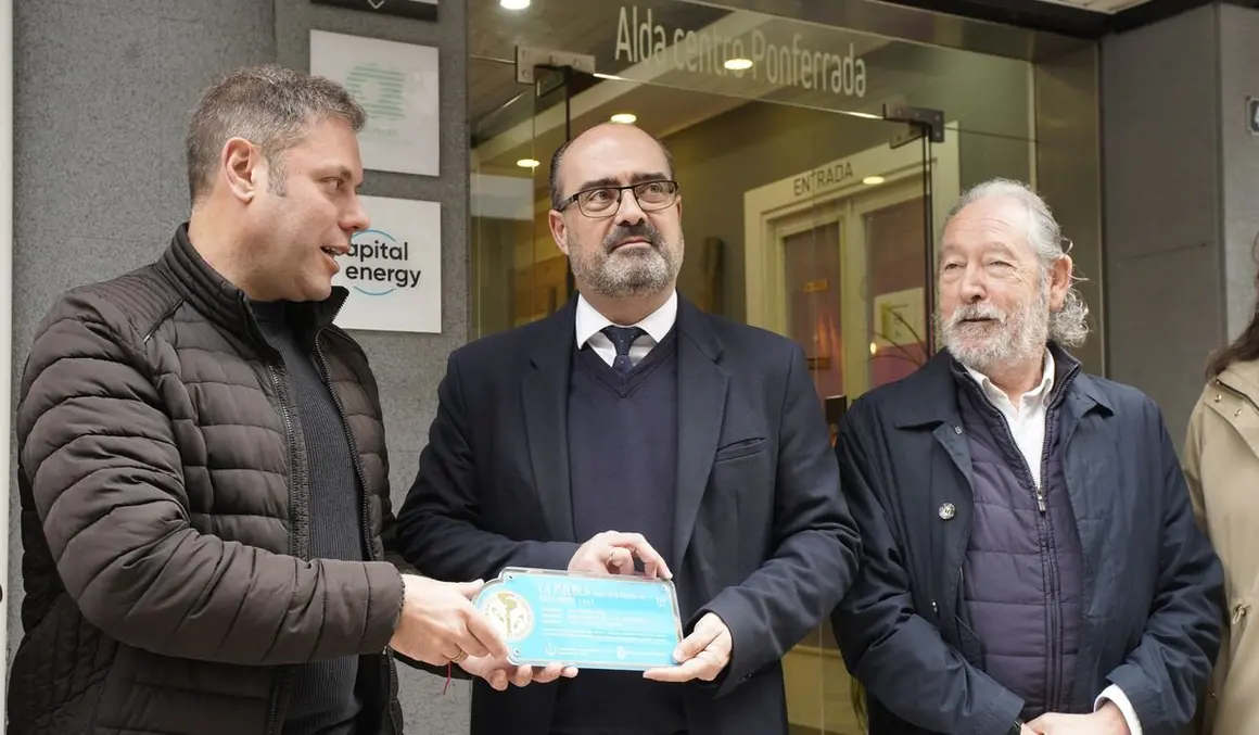 El alcalde de Ponferrada, Marco Morala, el teniente alcalde y concejal de Turismo, Iván Alonso, y el presidente de la Delegación en Ponferrada del Colegio Oficial de Arquitectos de León, Jesús Gorostiza, descubren la primera placa 'Ciudad del Dolar'. Foto: César Sánchez.