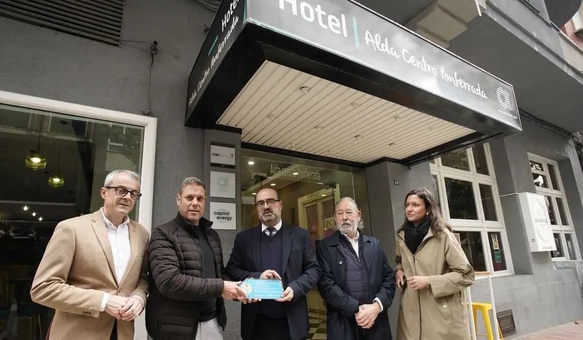 El alcalde de Ponferrada, Marco Morala, el teniente alcalde y concejal de Turismo, Iván Alonso, y el presidente de la Delegación en Ponferrada del Colegio Oficial de Arquitectos de León, Jesús Gorostiza, descubren la primera placa 'Ciudad del Dolar'. Foto: César Sánchez.