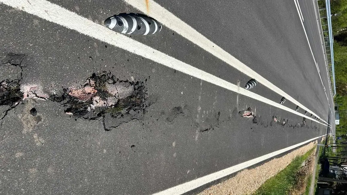 El carril bici que une San Andrés del Rabanedo y Lorenzana es el perfecto ejemplo de desastre en la ejecución pública: cuatro meses después de entregar el vial la hierba crece en el mismo y el deterioro lo hace intransitable.