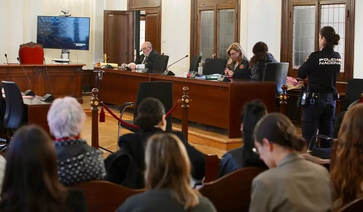 Primera jornada del juicio contra una auxiliar de Enfermería acusada de asesinato por la muerte de una paciente de la Residencia de Ancianos Virgen del Camino de León en 2022. Foto: Campillo.