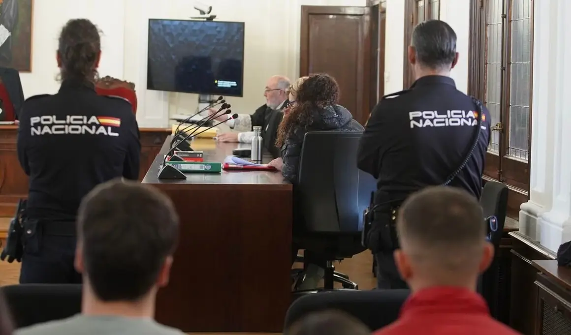 Primera jornada del juicio contra una auxiliar de Enfermería acusada de asesinato por la muerte de una paciente de la Residencia de Ancianos Virgen del Camino de León en 2022. Foto: Campillo.