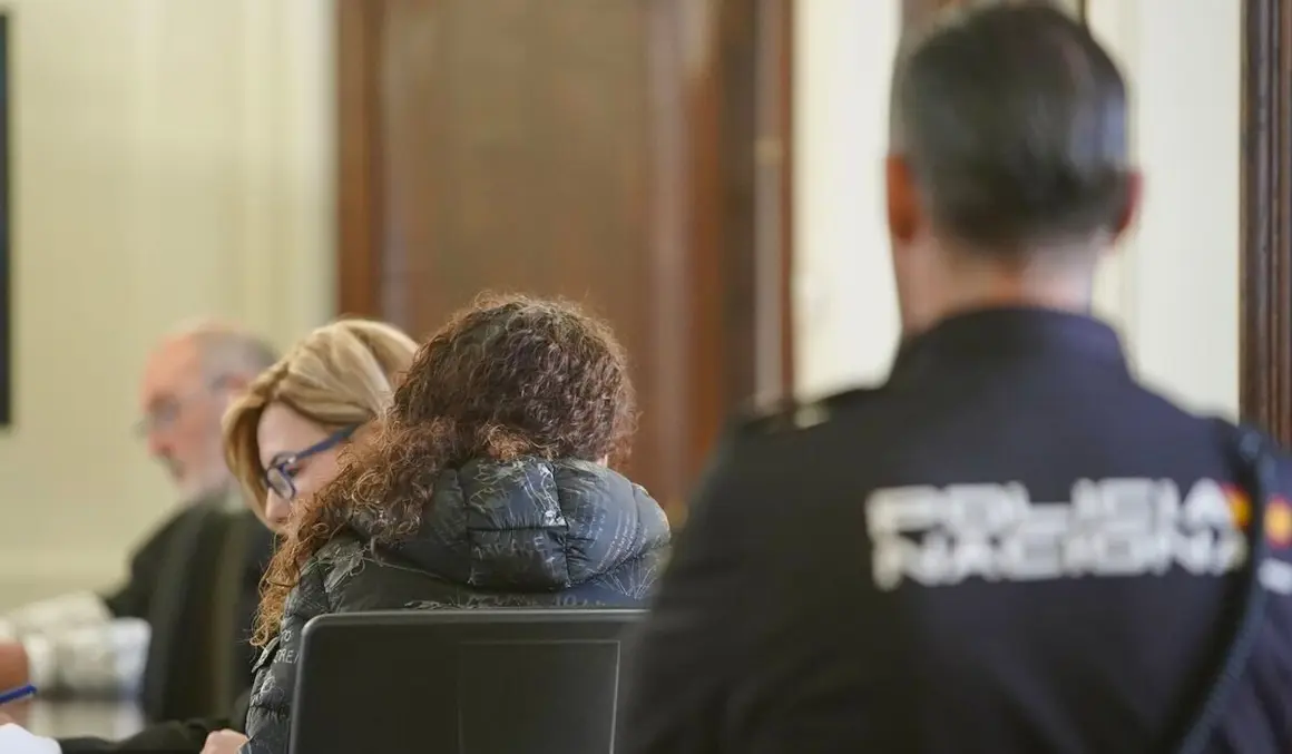 Primera jornada del juicio contra una auxiliar de Enfermería acusada de asesinato por la muerte de una paciente de la Residencia de Ancianos Virgen del Camino de León en 2022. Foto: Campillo.