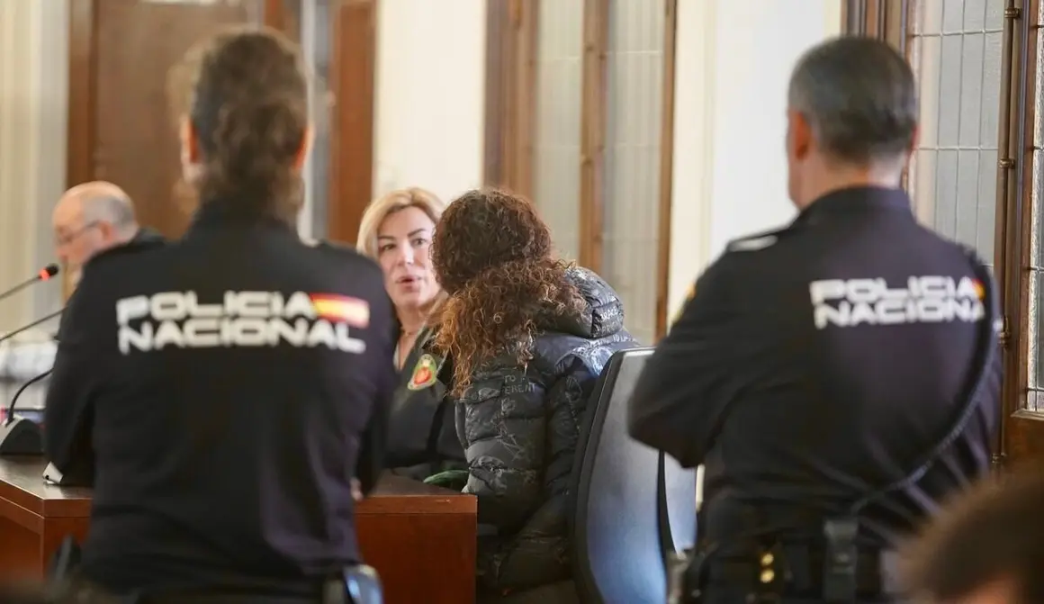 Primera jornada del juicio contra una auxiliar de Enfermería acusada de asesinato por la muerte de una paciente de la Residencia de Ancianos Virgen del Camino de León en 2022. Foto: Campillo.