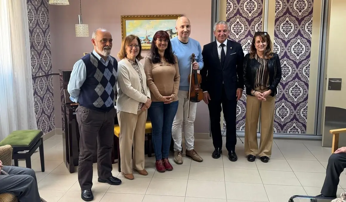 Nicanor Sen visita el centro de Alzheimer León.4