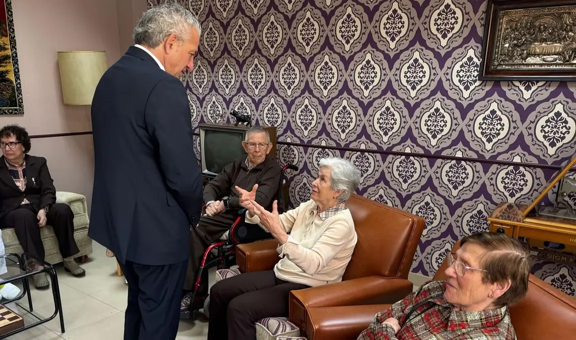 Nicanor Sen visita el centro de Alzheimer León.