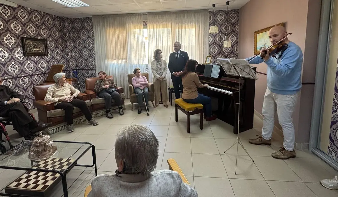 Nicanor Sen visita el centro de Alzheimer León.2