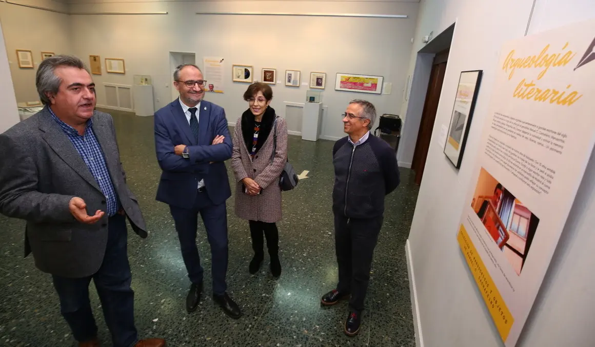 (I a D): El periodista y comisario de la exposición ‘Arqueología literaria: Papeles de  nuestra vida’, Manuel Carlos Cachafeiro; el alcalde de Ponferrada; Olegario Ramón; la concejala de Cultura, Concepción Vega; y el director de la Casa de la Cultura de Ponferrada, Jesús A. Courel, durante la inauguración de la muestra en la Casa de la Cultura de Ponferrada