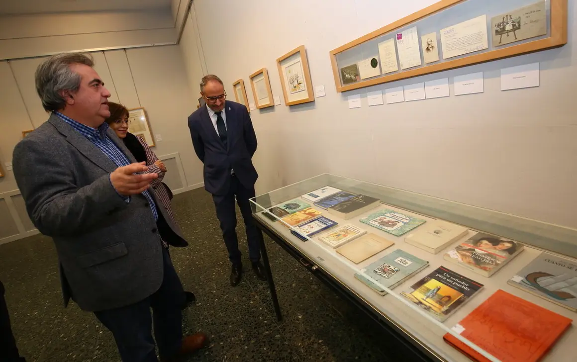 El periodista y comisario de la exposición ‘Arqueología literaria: Papeles de  nuestra vida’, Manuel Carlos Cachafeiro (I), junto al alcalde de Ponferrada, Olegario Ramón (D), y la concejala de Cultura, Concepción Vega, durante la inauguración de la muestra en la Casa de la Cultura de Ponferrada