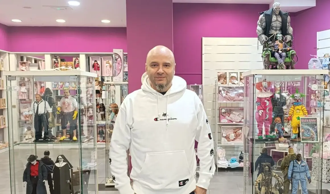 Jorge Pérez, el artista, junto a parte de sus obras.