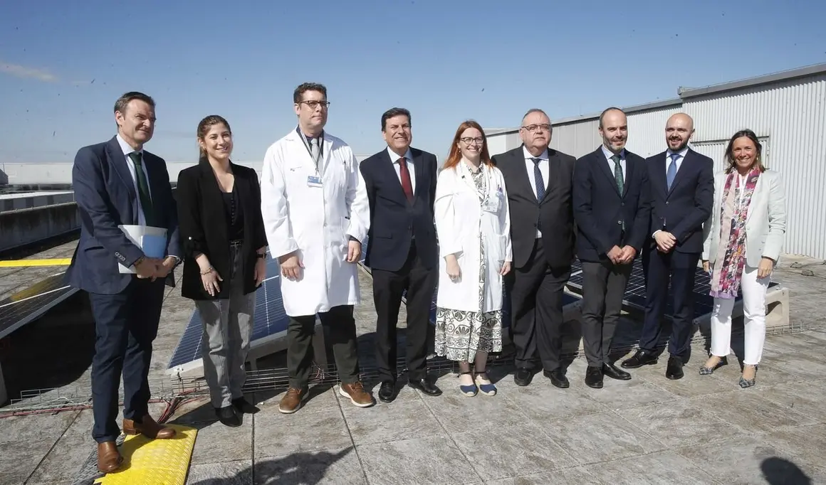 El consejero de Economía y Hacienda y portavoz, Carlos Fernández Carriedo, y el consejero de Sanidad, Alejandro Vázquez Ramos, firman el protocolo para impulsar instalaciones de autoconsumo fotovoltaico en hospitales y centros de salud de la Comunidad