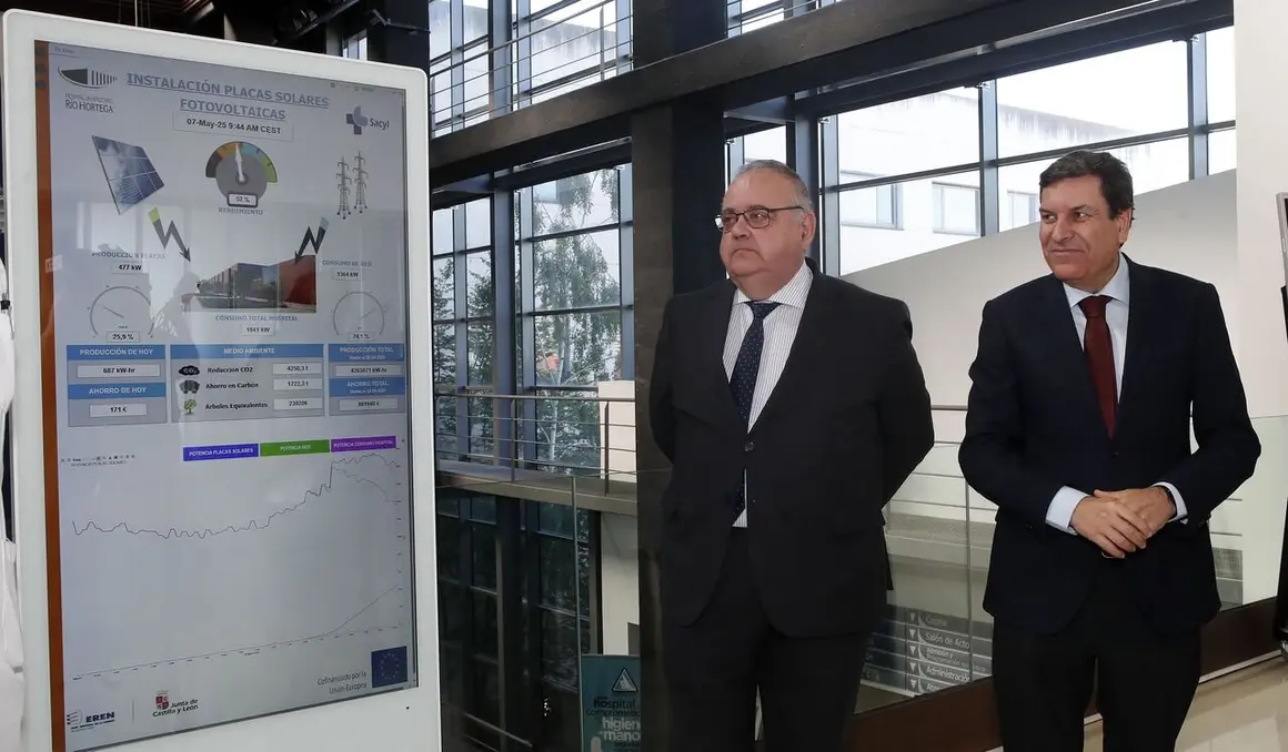 El consejero de Economía y Hacienda y portavoz, Carlos Fernández Carriedo, y el consejero de Sanidad, Alejandro Vázquez Ramos, firman el protocolo para impulsar instalaciones de autoconsumo fotovoltaico en hospitales y centros de salud de la Comunidad