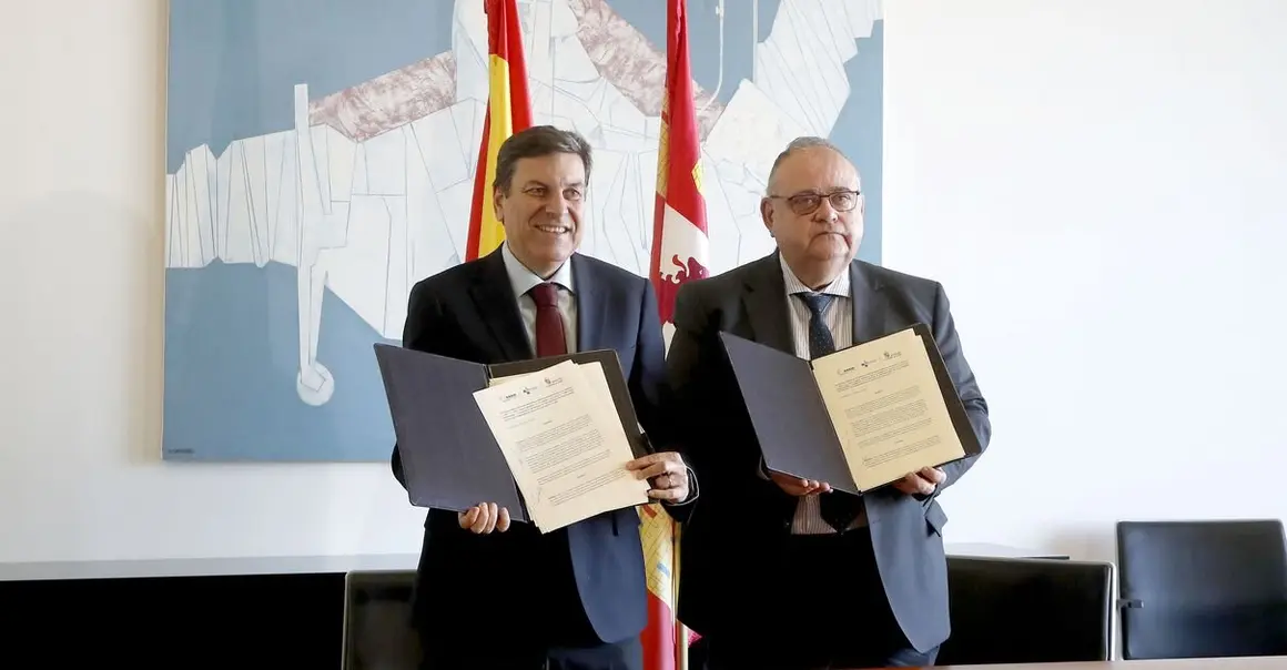El consejero de Economía y Hacienda y portavoz, Carlos Fernández Carriedo, y el consejero de Sanidad, Alejandro Vázquez Ramos, firman el protocolo para impulsar instalaciones de autoconsumo fotovoltaico en hospitales y centros de salud de la Comunidad.