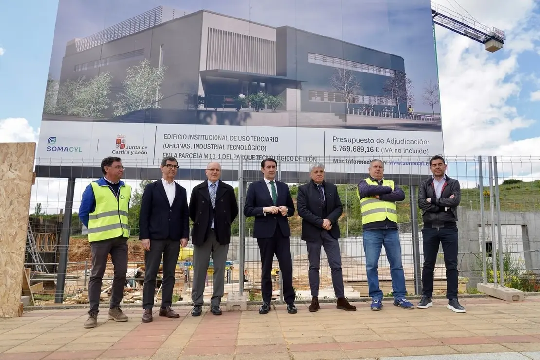 El consejero de Medio Ambiente, Vivienda y Ordenación del Territorio, Juan Carlos Suárez-Quiñones, visita las obras del nuevo edificio institucional en el Parque Tecnológico de León
