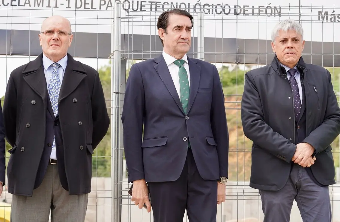 El consejero de Medio Ambiente, Vivienda y Ordenación del Territorio, Juan Carlos Suárez-Quiñones, visita las obras del nuevo edificio institucional en el Parque Tecnológico de León