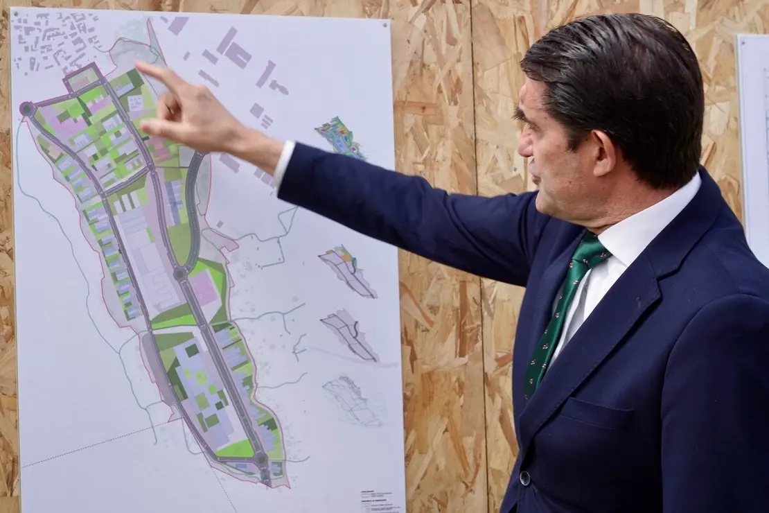 El consejero de Medio Ambiente, Vivienda y Ordenación del Territorio, Juan Carlos Suárez-Quiñones, junto al plano de ampliación del parque tecnológico.