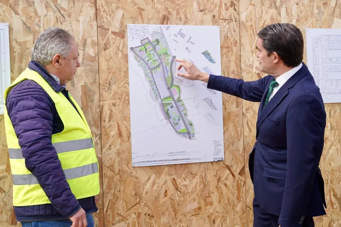 El consejero de Medio Ambiente, Vivienda y Ordenación del Territorio, Juan Carlos Suárez-Quiñones, visita las obras del nuevo edificio institucional en el Parque Tecnológico de León. Foto: Campillo.