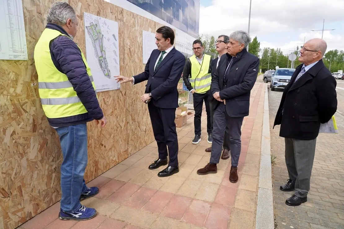 El consejero de Medio Ambiente, Vivienda y Ordenación del Territorio, Juan Carlos Suárez-Quiñones, visita las obras del nuevo edificio institucional en el Parque Tecnológico de León