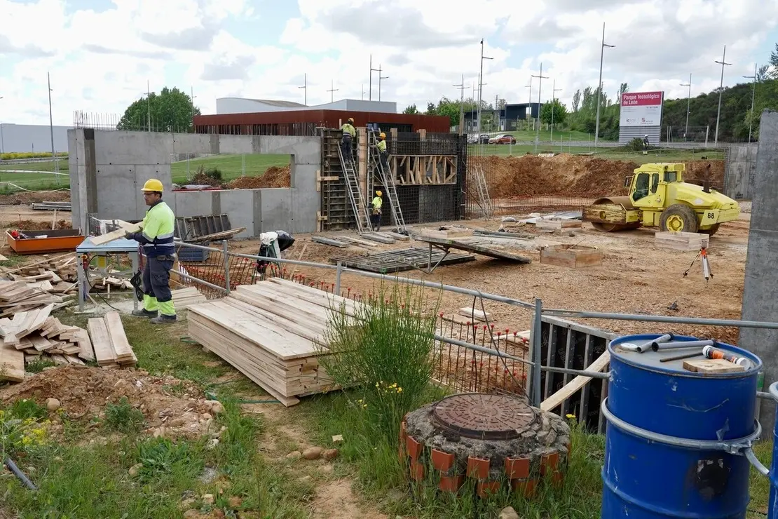 El consejero de Medio Ambiente, Vivienda y Ordenación del Territorio, Juan Carlos Suárez-Quiñones, visita las obras del nuevo edificio institucional en el Parque Tecnológico de León