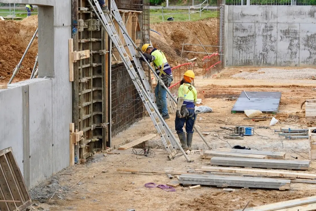 El consejero de Medio Ambiente, Vivienda y Ordenación del Territorio, Juan Carlos Suárez-Quiñones, visita las obras del nuevo edificio institucional en el Parque Tecnológico de León