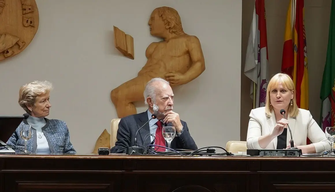 Los escritores José María Merino y Ángeles Encinar mantienen un encuentro con estudiantes, profesores y miembros de la Universidad de León