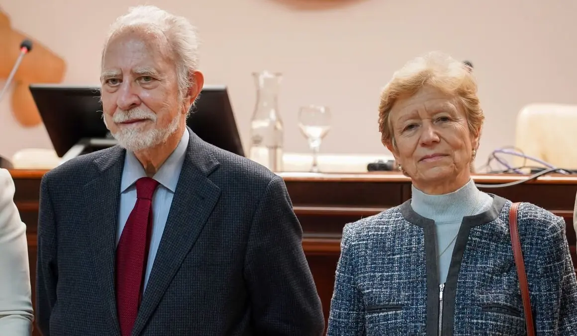 Los escritores José María Merino y Ángeles Encinar mantienen un encuentro con estudiantes, profesores y miembros de la Universidad de León