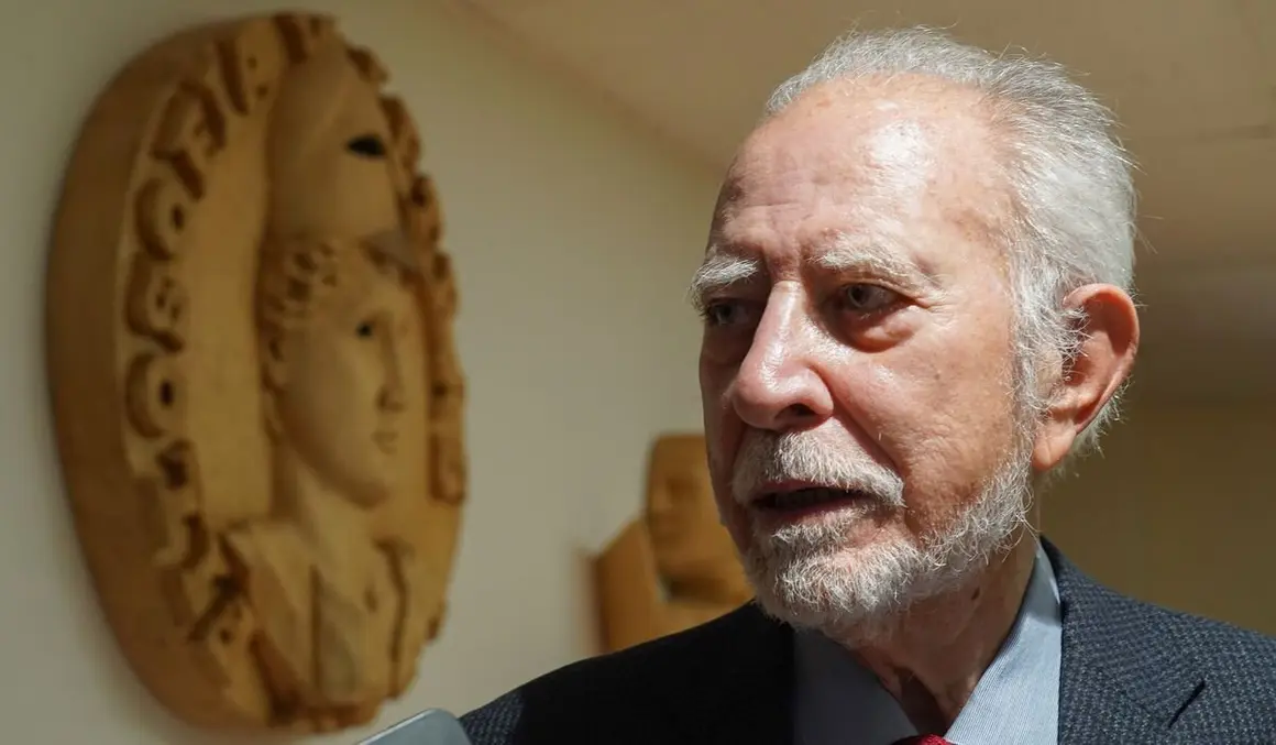 Los escritores José María Merino y Ángeles Encinar mantienen un encuentro con estudiantes, profesores y miembros de la Universidad de León