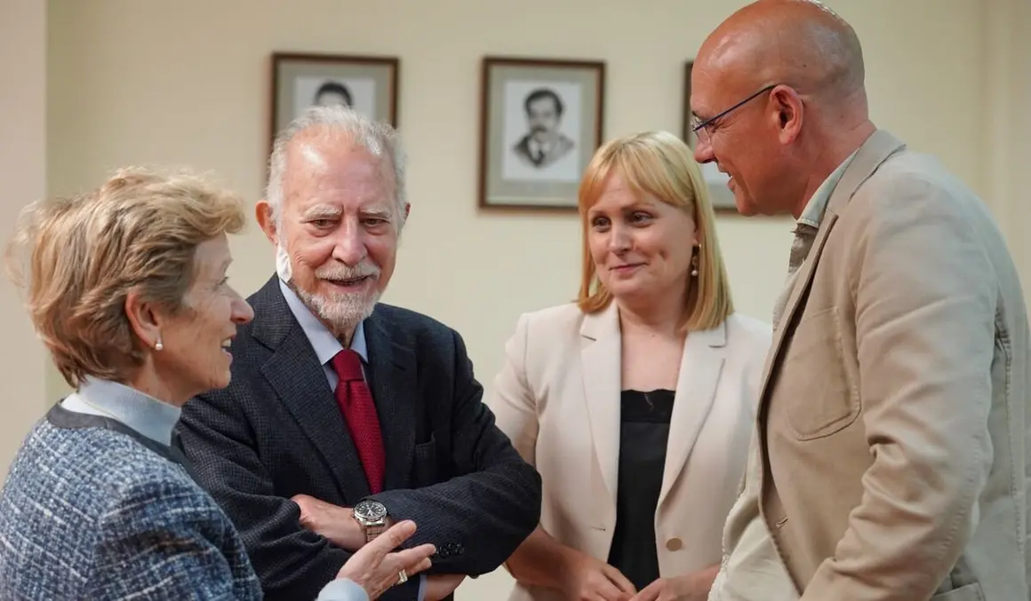 Los escritores José María Merino y Ángeles Encinar mantienen un encuentro con estudiantes, profesores y miembros de la Universidad de León