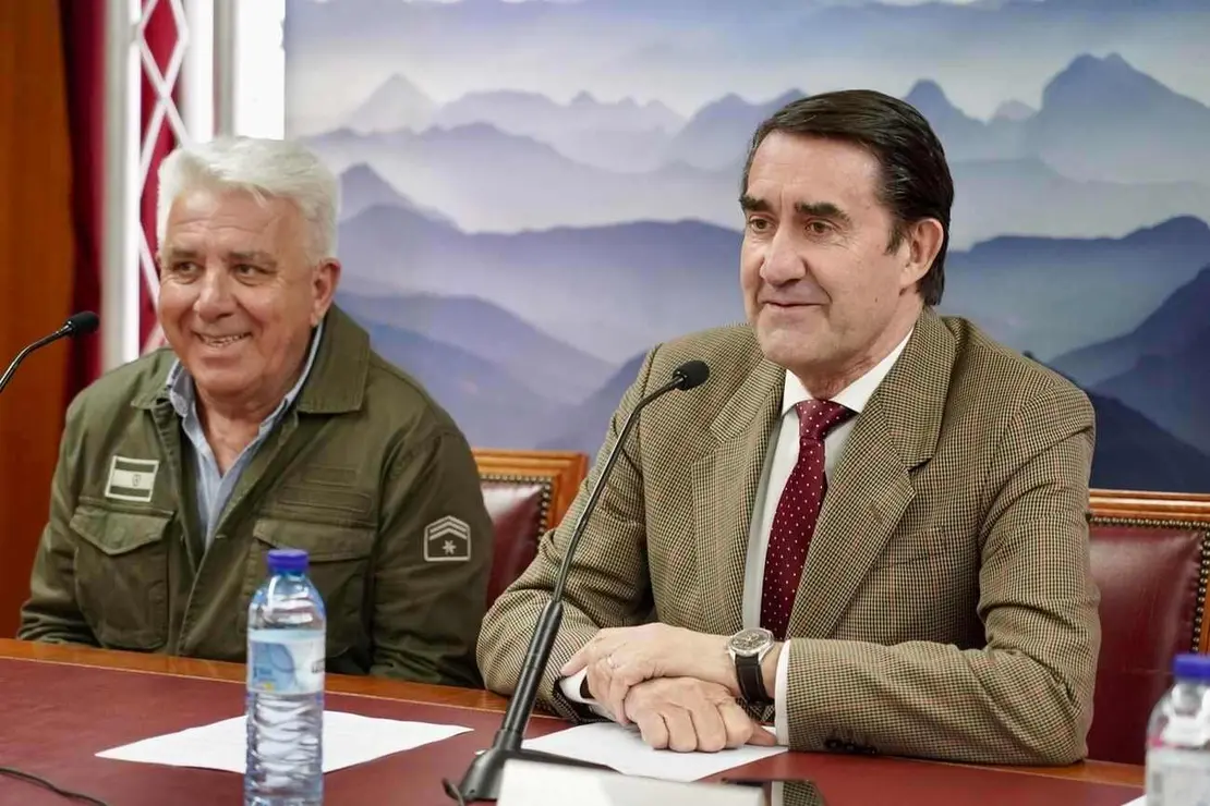 El consejero de Medio Ambiente, Vivienda y Ordenación del Territorio, Juan Carlos Suárez-Quiñones y la viceconsejera de Acción Cultural, Mar Sancho, presentan la VIII Edición de Músicos en la Montaña