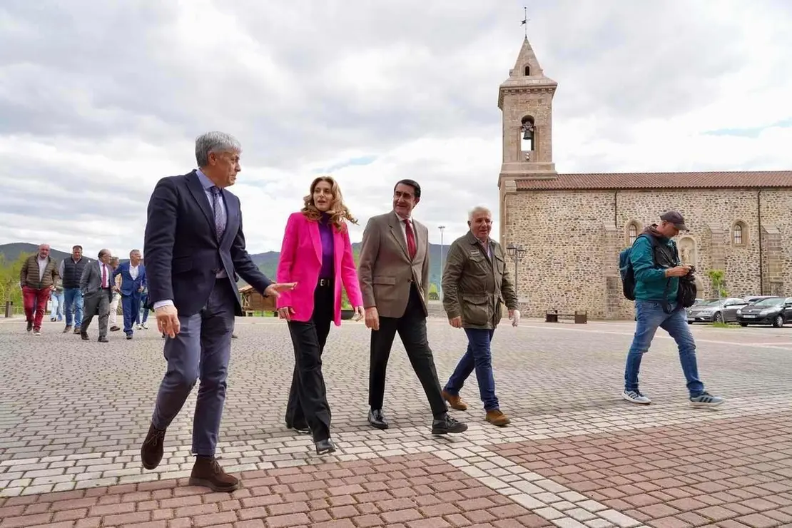 El consejero de Medio Ambiente, Vivienda y Ordenación del Territorio, Juan Carlos Suárez-Quiñones y la viceconsejera de Acción Cultural, Mar Sancho, presentan la VIII Edición de Músicos en la Montaña