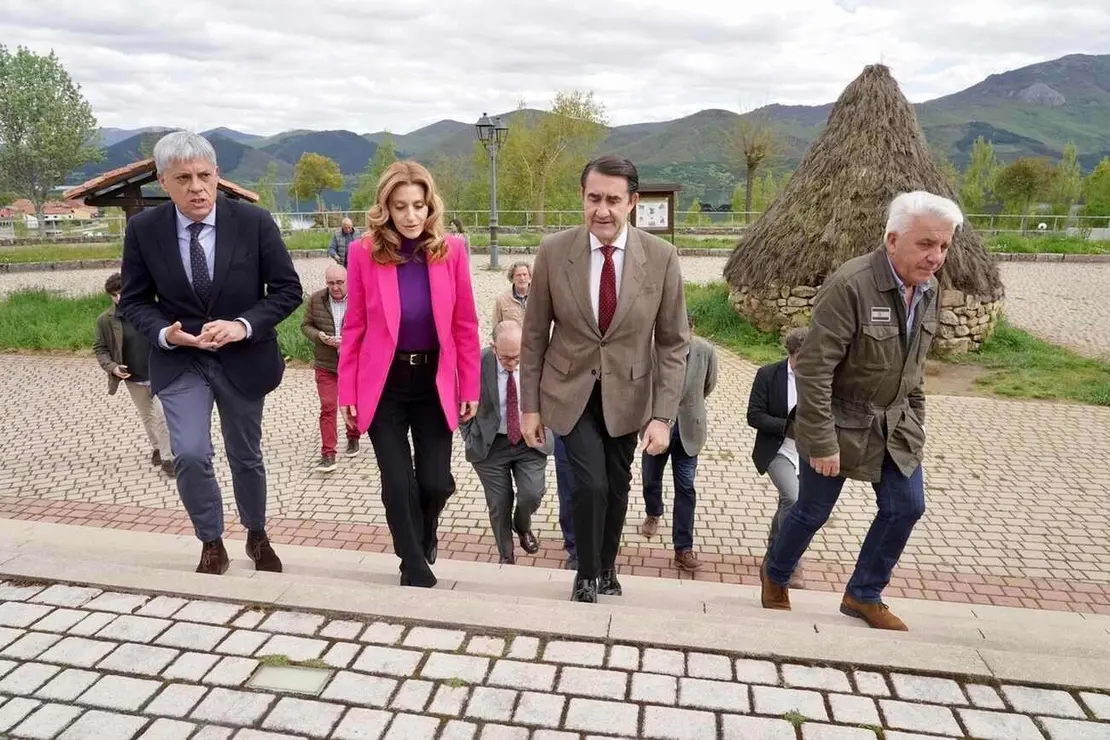 El consejero de Medio Ambiente, Vivienda y Ordenación del Territorio, Juan Carlos Suárez-Quiñones y la viceconsejera de Acción Cultural, Mar Sancho, presentan la VIII Edición de Músicos en la Montaña