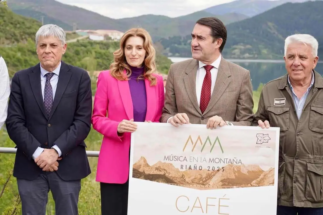 El consejero de Medio Ambiente, Vivienda y Ordenación del Territorio, Juan Carlos Suárez-Quiñones y la viceconsejera de Acción Cultural, Mar Sancho, presentan la VIII Edición de Músicos en la Montaña