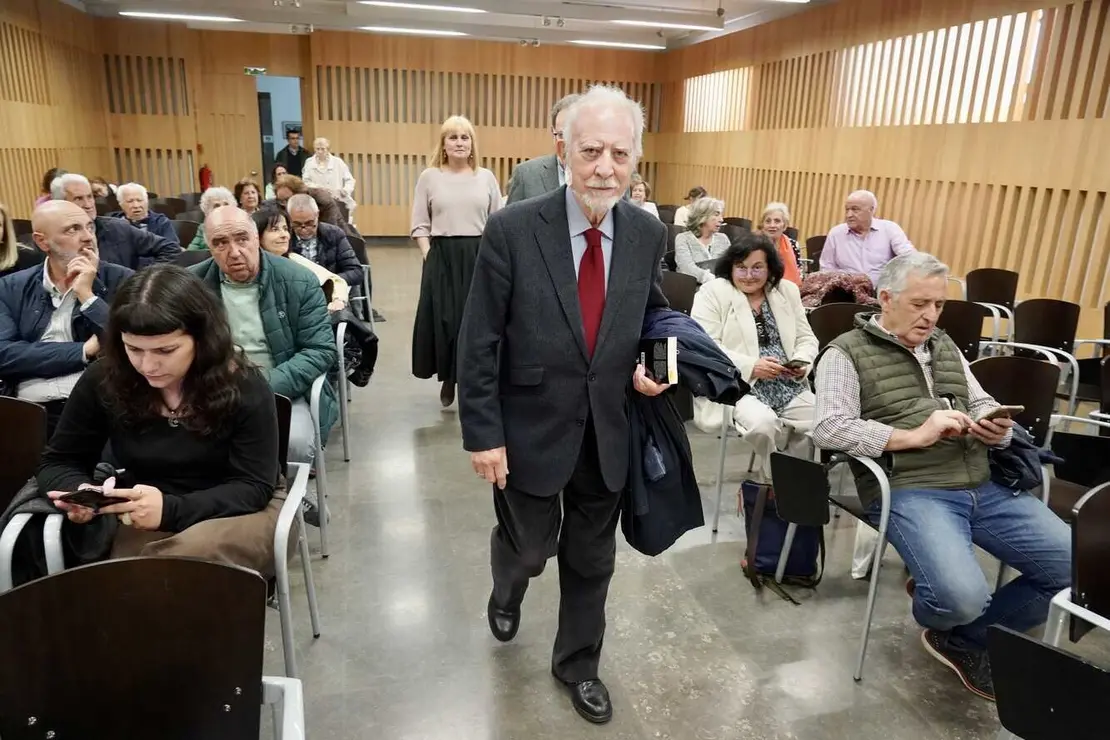 El escritor y miembro de la Real Academia Española, José María Merino, presentó este miércoles en León la antología de cuentos ‘De mundos inciertos’, a la que definió como una recopilación “muy significativa” de su obra como cuentista. Foto: Campillo