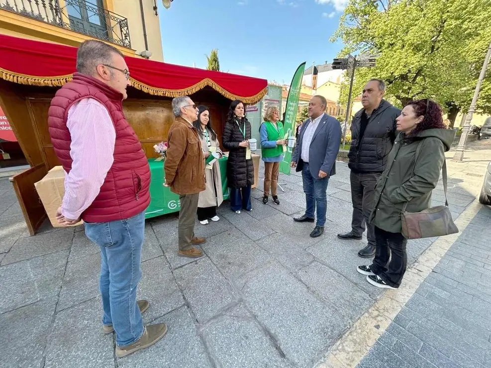 La Asociación Española contra el Cáncer sale a la calle para pedir apoyo social con el objetivo de alcanzar el 70% de supervivencia en 2030. En la imagen, representantes de la Diputación ante una de las mesas instaladas en la ciudad.