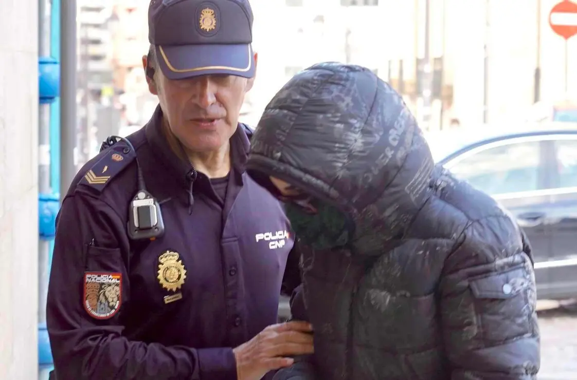 La acusada, a su llega a juicio este jueves. Foto: Campillo