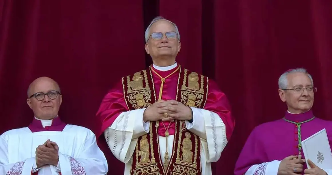 El Papa Leon XIV, en su primera aparición pública.