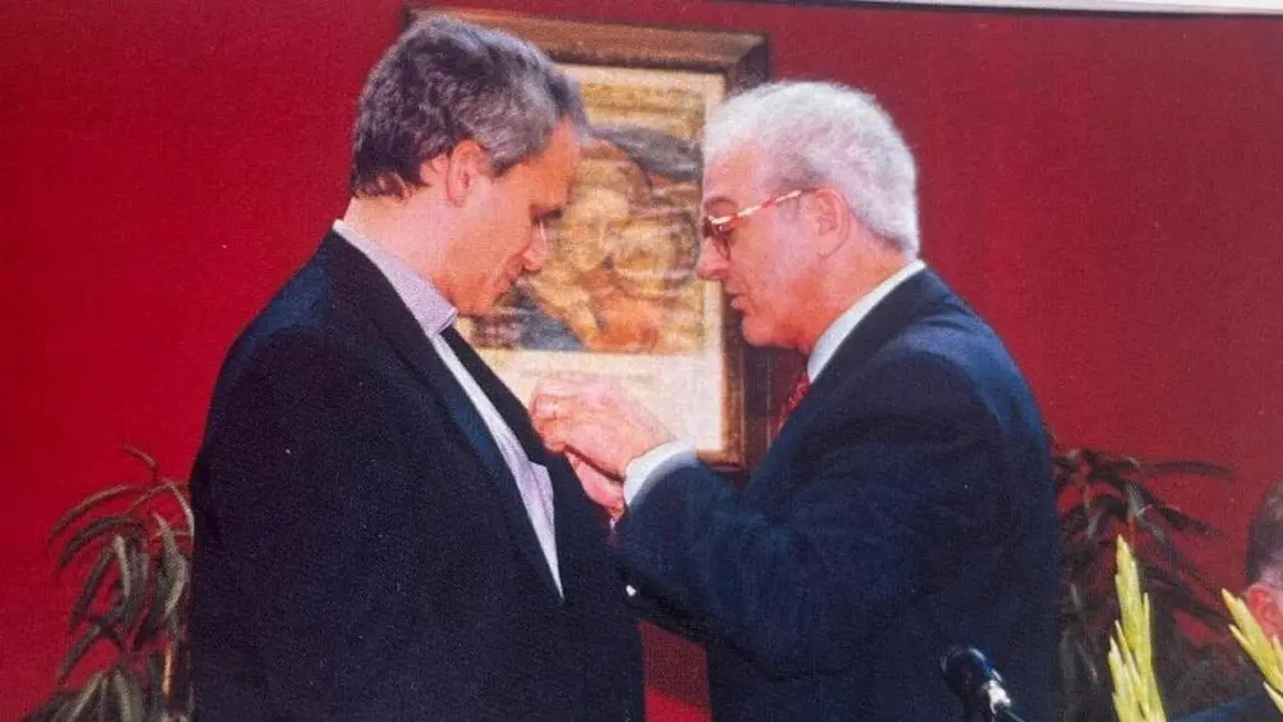 Robert Francis Prevost, elegido como sucesor de Pedro, dejó huella en su visita a la capital leonesa en 2002 como Prior General de los Agustinos, donde fue nombrado Asociado de Honor por los antiguos alumnos del colegio Nuestra Madre del Buen Consejo.