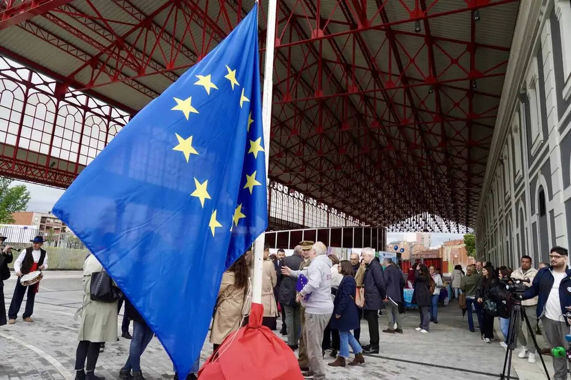 León ha conmemorado este 9 de mayo el Día de Europa con un acto institucional que, en esta edición, se ha trasladado al Paseo del Ferrocarril, junto a la antigua estación de tren. Fotos: Campillo