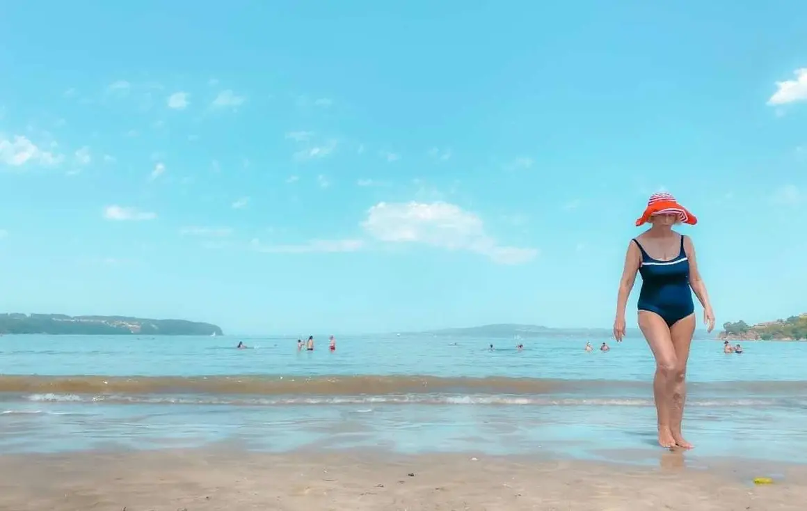 La muestra fotográfica, que permanecerá abierta hasta el 6 de julio, convierte el recuerdo en imagen a través de evocadoras escenas junto al mar.