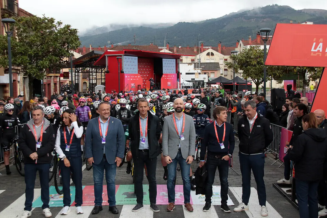 Salida de la séptima etapa de la Vuelta Ciclista a España Femenina 2025 desde La Robla (León)
