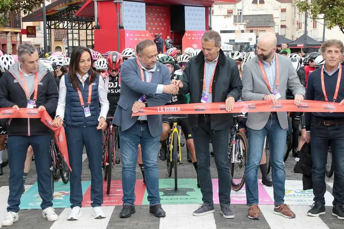 La localidad leonesa arropa a las 125 corredoras en el inicio de una etapa decisiva que concluye en el Alto de Cotobello tras 152 exigentes kilómetros. Fotos: Peio García