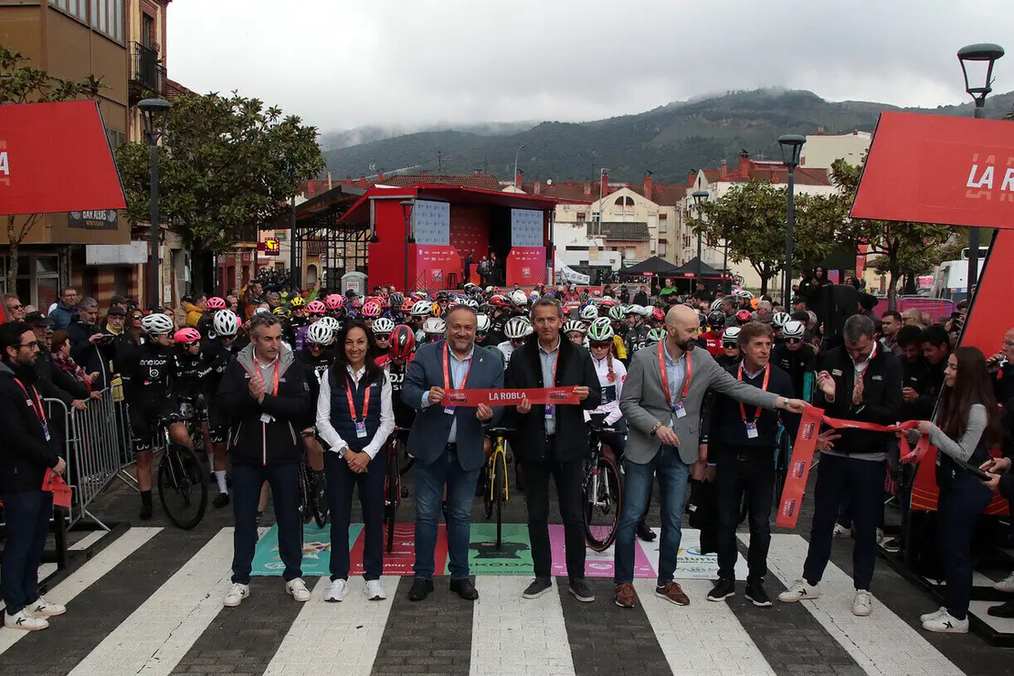 Salida de la séptima etapa de la Vuelta Ciclista a España Femenina 2025 desde La Robla (León)