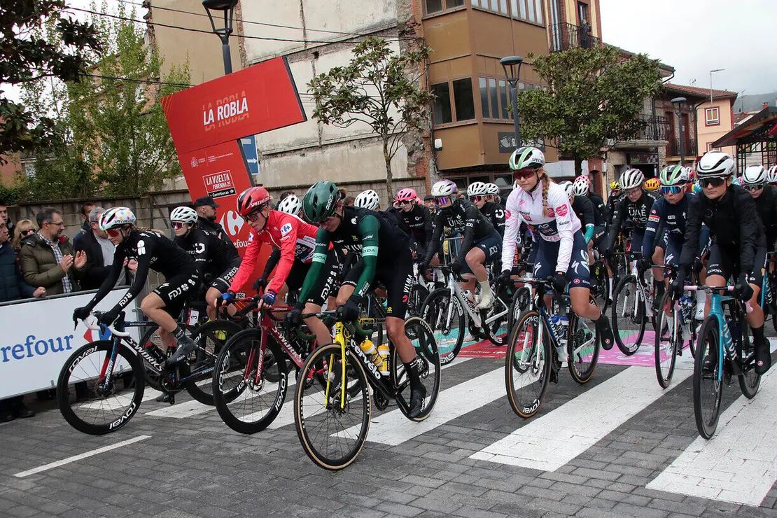 Salida de la séptima etapa de la Vuelta Ciclista a España Femenina 2025 desde La Robla (León)