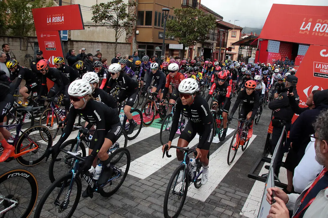 Salida de la séptima etapa de la Vuelta Ciclista a España Femenina 2025 desde La Robla (León)
