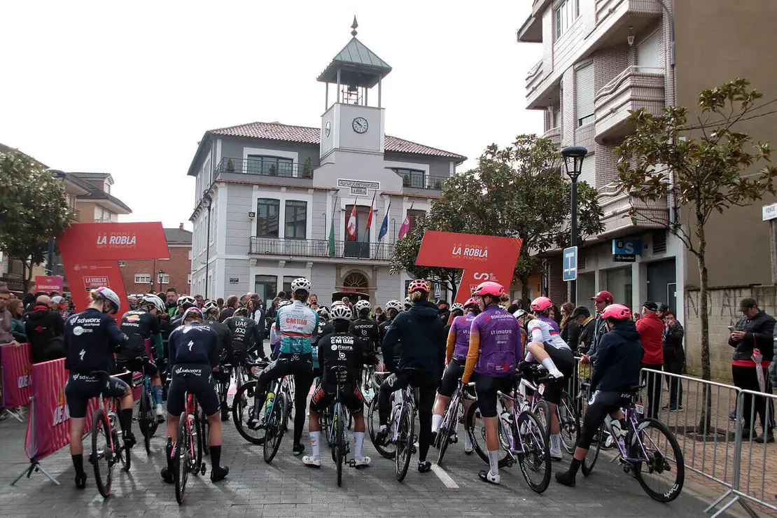 Salida de la séptima etapa de la Vuelta Ciclista a España Femenina 2025 desde La Robla (León)