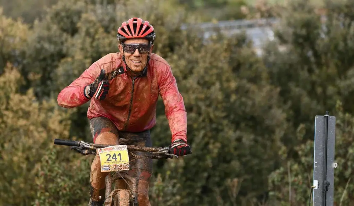 Más de 400 ciclistas han afrontado una dura contrarreloj inicial marcada por la lluvia y los espectaculares paisajes maragatos.