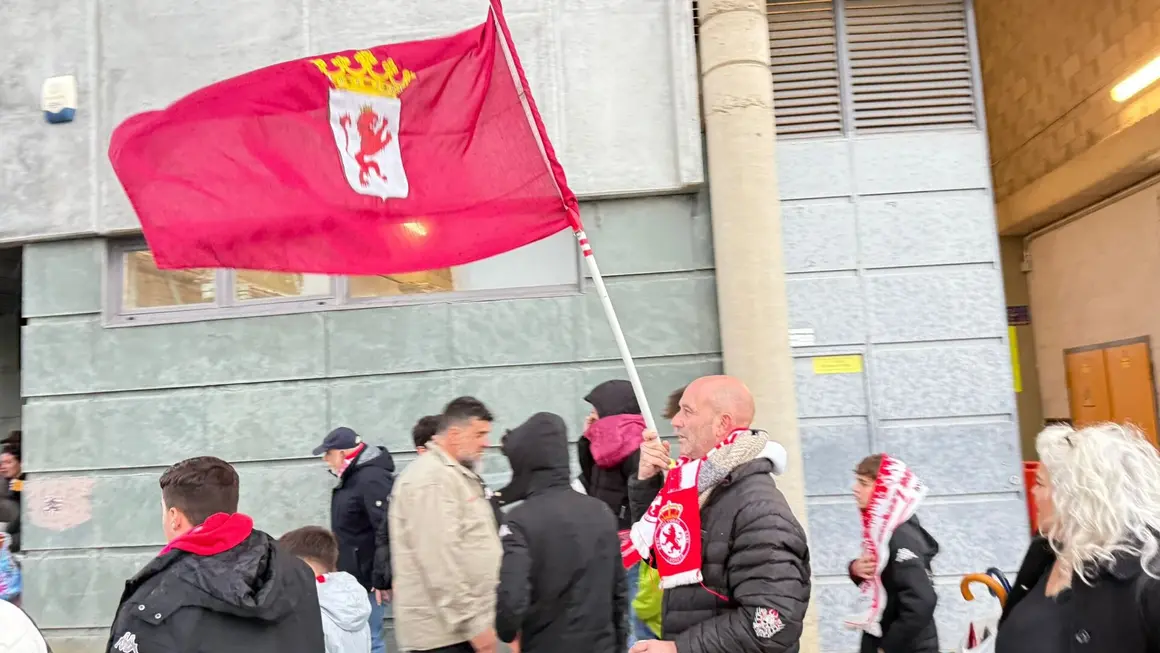 La afición de la Cultural esperando a recibir a los jugadores antes del partido del Barakaldo.