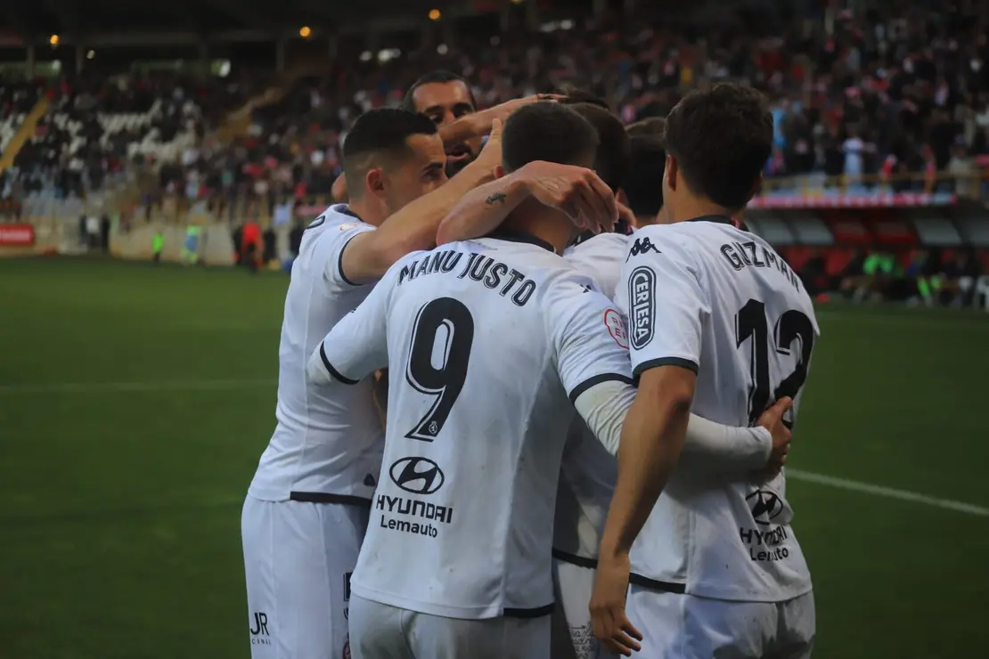 La Cultural Leonesa ha logrado una trabajadísima victoria por 2-1 ante un Barakaldo que nunca dejó de pelear y que, incluso, llegó a rozar el empate en dos ocasiones que se estrellaron en la madera.