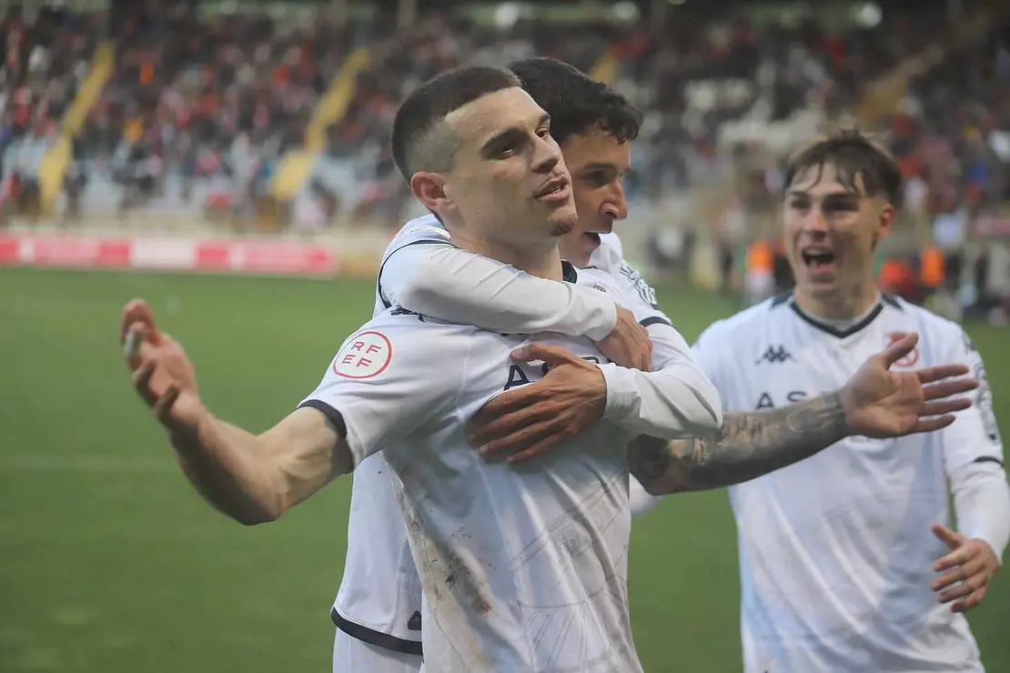 La Cultural Leonesa ha logrado una trabajadísima victoria por 2-1 ante un Barakaldo que nunca dejó de pelear y que, incluso, llegó a rozar el empate en dos ocasiones que se estrellaron en la madera.  Fotos: Isaac Llamazares