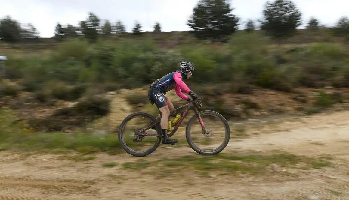 Javier González y Patricia Sánchez ganan una etapa marcada por lo climatología adversa La segunda jornada de la Vuelta a León BTT 2025 ha dejado huella.
