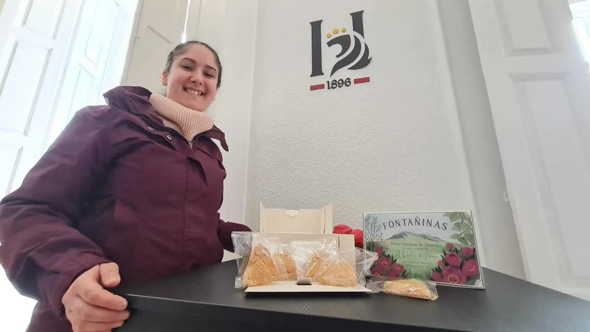 La pastelera María del Pilar Madrigal convierte su pasión en un emprendimiento local con sello propio y crea el primer producto típico de la Montaña Central Leonesa en Pola de Gordón: unas pastas artesanas con esencia de almendra y tradición.